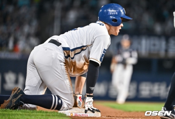 NC 박민우가 19일 창원NC파크에서 열린 2023 KBO 와일드카드 결정전 1차전에서 8회 말 3루 도루에 성공하고 있다. 