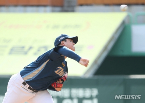 NC 신민혁이 22일 열린 2023 KBO 준플레이오프 1차전에서 역투하고 있다. /사진=뉴시스