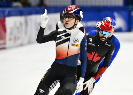 전날 1000m 우승을 차지하고 기뻐하는 박지원(왼쪽). /사진=ISU 공식 SNS