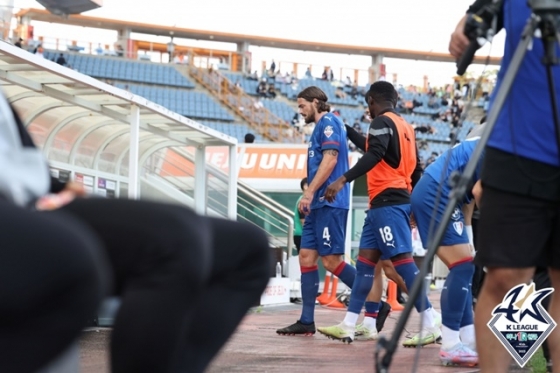 경기 중 부상을 당한 수원삼성 수비수 불투이스. /사진=한국프로축구연맹 제공