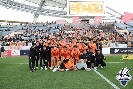 홈팬들과 승리 기념 사진을 함께한 제주유나이티드 선수단. /사진=한국프로축구연맹 제공