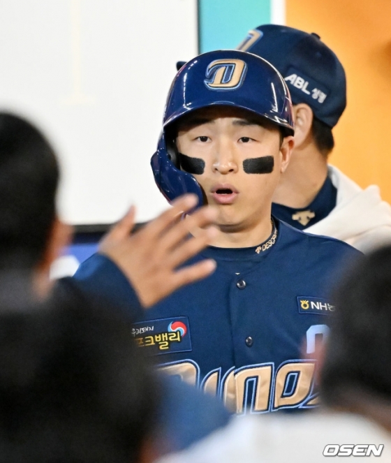 NC 손아섭이 23일 인천 SSG 랜더스필드에서 열린 SSG 랜더스와 2023 KBO 준플레이오프 2차전에서 1회 초 득점을 올린 뒤 동료들과 기쁨을 나누고 있다.