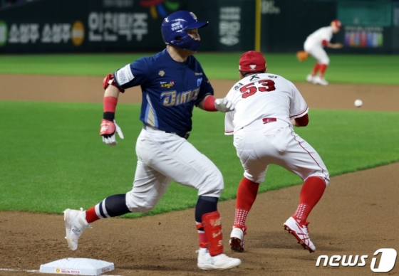 NC 손아섭(왼쪽)이 23일 인천 SSG 랜더스필드에서 열린 SSG 랜더스와 2023 KBO 준플레이오프 2차전에서 1회 초 내야안타로 살아나가고 있다. /사진=뉴스1