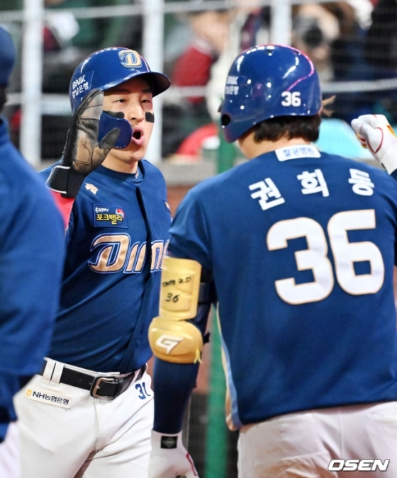 NC 손아섭(왼쪽)이 23일 인천 SSG 랜더스필드에서 열린 SSG 랜더스와 2023 KBO 준플레이오프 2차전에서 8회 초 득점을 올린 뒤 권희동과 하이파이브를 하고 있다. 