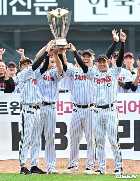 (왼쪽부터) LG 염경엽 감독, 임찬규, 김현수, 오지환이 정규시즌 우승 트로피와 함께 세리머니를 펼치고 있다.
