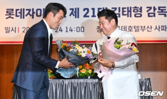 롯데 전준우(왼쪽)가 24일 열린 신임 감독 취임식에서 김태형 감독에게 꽃다발을 전해주고 있다. 