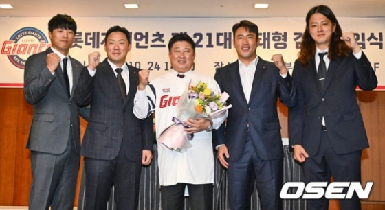 롯데 구승민과 안치홍, 김태형 감독, 전준우, 김원중(왼쪽부터).