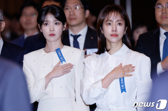 (서울=뉴스1) 안은나 기자 = 배우 겸 가수 아이유(이지은, 왼쪽)와 한지민이 24일 서울 영등포구 63컨벤션에서 열린 제8회 금융의 날 기념식에 참석해 국민의례를 하고 있다. 2023.10.24/뉴스1  Copyright (C) 뉴스1. All rights reserved. 무단 전재 및 재배포,  AI학습 이용 금지.
