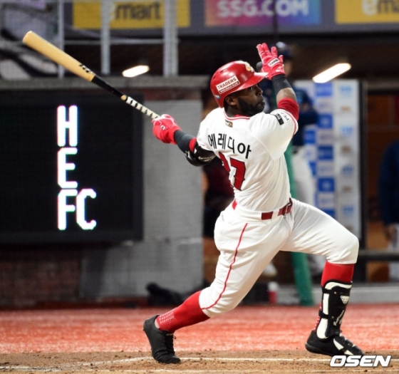 SSG 기예르모 에레디아가 23일 인천 SSG랜더스필드에서 열린 2023 KBO 포스트시즌 준플레이오프 2차전 2회말 우익선상 안타를 때려내고 있다.