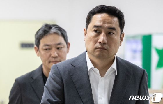 (서울=뉴스1) 이재명 기자 = 강용석 변호사(오른쪽)와 유튜버 김용호 씨가 31일 오후 서울 서초구 서울중앙지방법원에서 열린 허위 사실 &#039;허위사실 공표&#039; 공직선거법위반 선고 공판에 출석하고 있다.  중앙지법은 박수현 전 청와대 대변인에 대한 허위 사실을 유포한 혐의로 재판에 넘겨진 강 변호사에게 무죄를 선고했다.   다만 유튜브 채널 가로세로연구소에서 총선 기간 중 옥외대담을 진행한 선거법 위반 혐의는 유죄로 인정돼 벌금형을 선고받았다. 2023.5.31/뉴스1  Copyright (C) 뉴스1. All rights reserved. 무단 전재 및 재배포 금지.