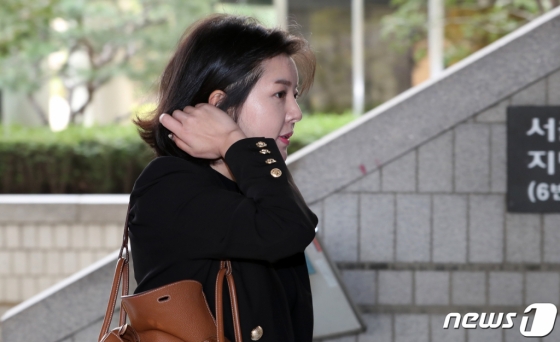 (서울=뉴스1) 이승배 기자 = 자신을 모욕한 주부를 SNS상에서 비방한 혐의로 재판에 넘겨진 &#039;도도맘&#039; 김미나 씨가 19일 오후 서울 서초구 서울중앙지방법원에서 열린 정보통신망이용촉진 및 정보보호 등에 관한 법률 위반(명예훼손) 선고 공판에 출석하고 있다. 2019.3.19/뉴스1  