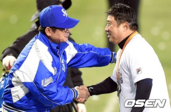 2015년 한국시리즈에서 우승을 차지한 두산 김태형 당시 감독(오른쪽)에게 류중일 당시 삼성 감독이 축하를 하고 있다. 