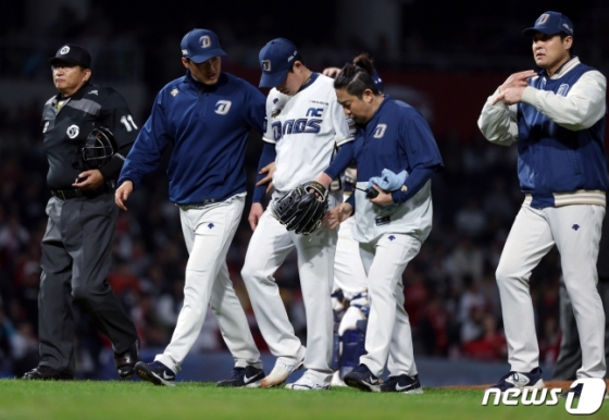 NC 이재학(가운데)이 25일 창원NC파크에서 열린 2023 KBO 준플레이오프 3차전에서 5회 초 오태곤의 타구에 손등을 맞고 강판되고 있다. /사진=뉴스1