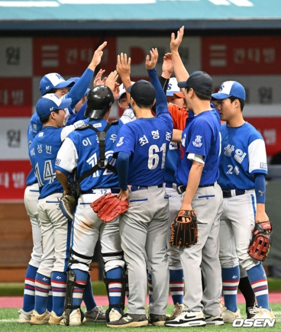 피코크(군산상일고, 배명고, 휘문고) 팀이 28일 서울고척스카이돔에서 열린 2023 노브랜드배 고교동창 대회 올스타전에서 파이팅을 외치고 있다.