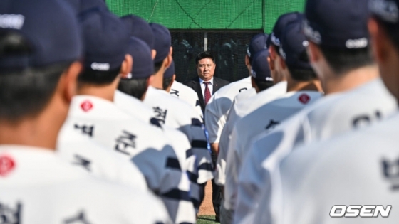 김태형 롯데 자이언츠 신임 감독이 25일 김해 상동 야구장에서 선수들과 상견례를 갖고 있다.