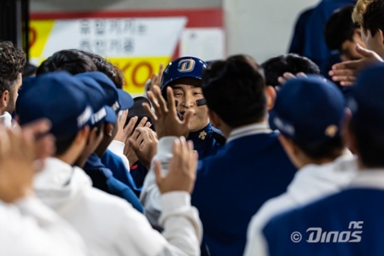 손아섭(가운데)이 동료들의 축하를 받고 있다. /사진=NC 다이노스