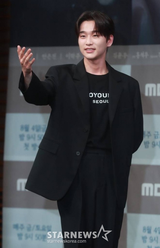 배우 김윤우가 4일 오후 서울 마포구 상암동 MBC에서 진행된 금토드라마 &#039;연인&#039; 제작발표회에 참석해 포즈를 취하고 있다.  병자호란을 겪으며 엇갈리는 연인들의 사랑과 백성들의 생명력을 다룬 휴먼역사멜로 드라마 &#039;연인&#039;은 오늘(4일) 첫 방송된다. /2023.08.04 /사진=이동훈