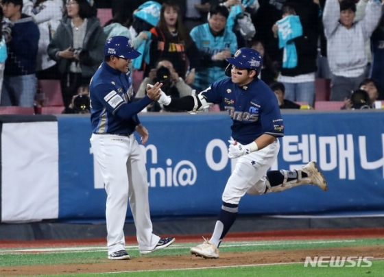 NC 오영수(오른쪽)가 30일 수원 케이티 위즈 파크에서 열린 2023 KBO 플레이오프 1차전에서 2회 초 솔로 홈런을 터트린 뒤 이종욱 3루 코치와 하이파이브를 하고 있다. /사진=뉴시스