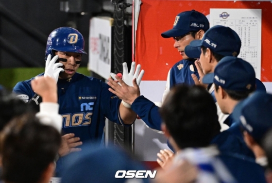 NC 오영수(맨 왼쪽)가 30일 수원 케이티 위즈 파크에서 열린 2023 KBO 플레이오프 1차전에서 2회 초 솔로 홈런을 터트린 뒤 동료들의 축하를 받고 있다. 