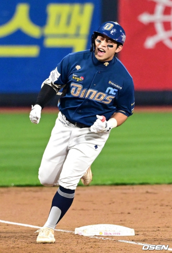 NC 오영수가 30일 수원 케이티 위즈 파크에서 열린 2023 KBO 플레이오프 1차전에서 2회 초 솔로 홈런을 터트린 뒤 그라운드를 돌고 있다. 