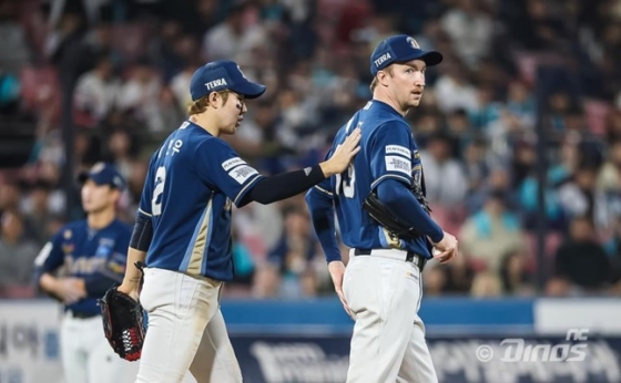 NC 페디(오른쪽)가 30일 수원 케이티 위즈 파크에서 열린 2023 KBO 플레이오프 1차전에서 5회 말 볼 판정에 불만을 품자 2루수 박민우가 달래주고 있다. /사진=NC 다이노스