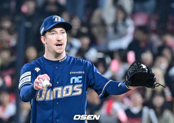 NC 페디가 30일 수원 케이티 위즈 파크에서 열린 2023 KBO 플레이오프 1차전에서 5회 말 더그아웃에 신호를 보내고 있다. 