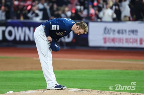 NC 페디가 30일 수원 케이티 위즈 파크에서 열린 2023 KBO 플레이오프 1차전 1회 말 시작 전 심판에게 인사하고 있다. /사진=NC 다이노스