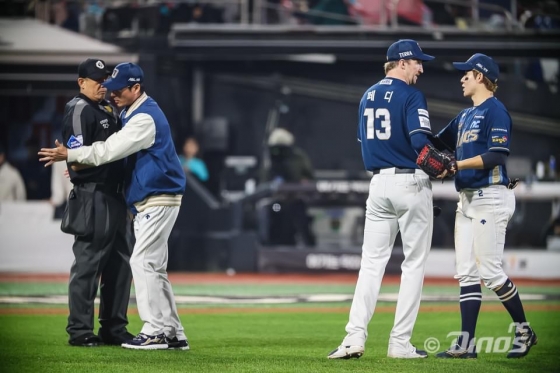 NC 페디(오른쪽 2번째)가 30일 수원 케이티 위즈 파크에서 열린 2023 KBO 플레이오프 1차전에서 5회 말 볼 판정에 항의하자 강인권 감독이 나와 말리고 있다. /사진=NC 다이노스