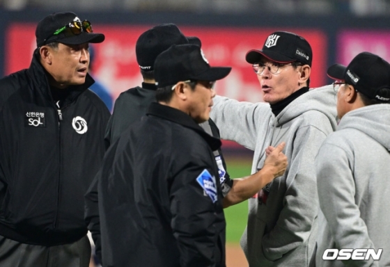 KT 이강철 감독(오른쪽 2번째)가 30일 수원 케이티 위즈 파크에서 열린 2023 KBO 플레이오프 1차전에서 5회 말 NC의 마운드 방문 횟수에 대해 항의하고 있다. 