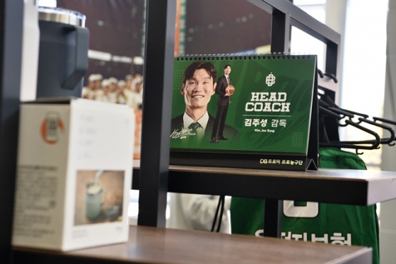 김주성 감독의 모습이 들어간 원주 DB 구단 캘린더. /사진=KBL 제공