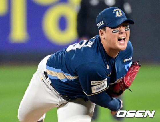 NC 신민혁이 31일 수원 케이티 위즈 파크에서 열린 2023 KBO 플레이오프 2차전에서 역투하고 있다.