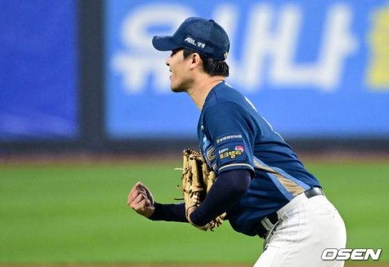 NC 류진욱이 31일 수원 케이티 위즈 파크에서 열린 2023 KBO 플레이오프 2차전에서 7회 말 병살로 이닝을 끝낸 후 주먹을 불끈 쥐고 있다.