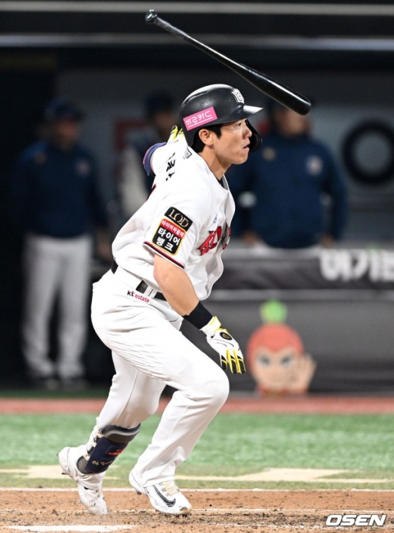 KT 오윤석이 31일 수원 케이티 위즈 파크에서 열린 2023 KBO 플레이오프 2차전에서 8회 말 1타점 희생플라이를 날리고 있다.