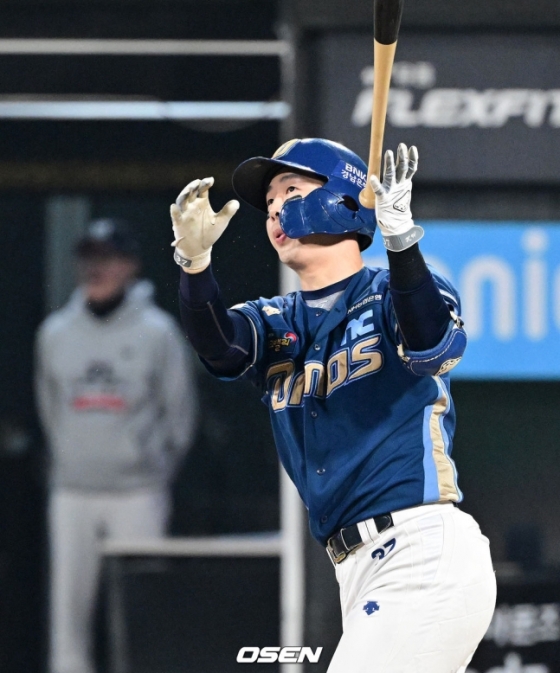 NC 박건우가 31일 수원 케이티 위즈 파크에서 열린 2023 KBO 플레이오프 2차전에서 1회 초 2점 홈런을 터트리고 있다.
