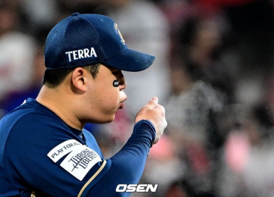 NC 신민혁이 31일 수원 케이티 위즈 파크에서 열린 2023 KBO 플레이오프 2차전에서 6회 말 투구를 준비하고 있다.