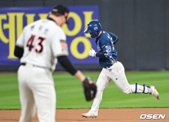 NC 박건우(오른쪽)가 31일 수원 케이티 위즈 파크에서 열린 2023 KBO 플레이오프 2차전에서 1회 초 2점 홈런을 터트린 후 그라운드를 돌고 있다.