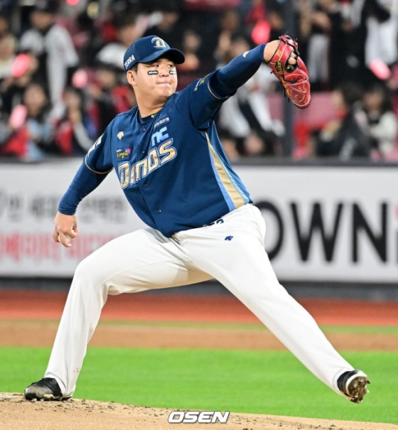 NC 신민혁이 31일 수원 케이티 위즈 파크에서 열린 2023 KBO 플레이오프 2차전에서 역투하고 있다.