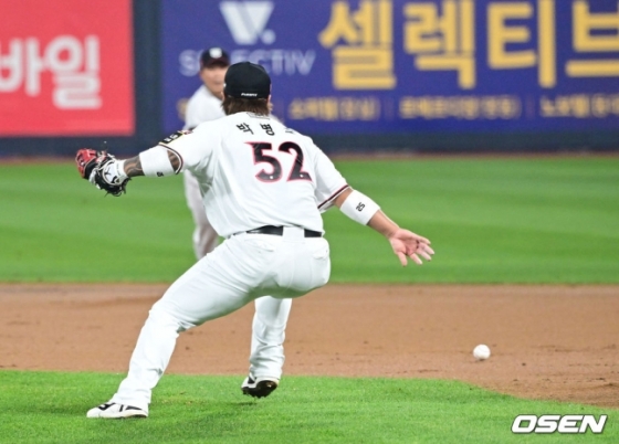 KT 박병호가 31일 수원 케이티 위즈 파크에서 열린 2023 KBO 플레이오프 2차전에서 3회 초 손아섭의 타구를 처리하지 못하고 실책을 저질렀다.