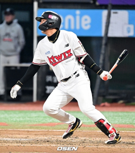 KT 김상수가 31일 수원 케이티 위즈 파크에서 열린 2023 KBO 플레이오프 2차전에서 8회 말 1타점 적시타를 터트리고 있다.