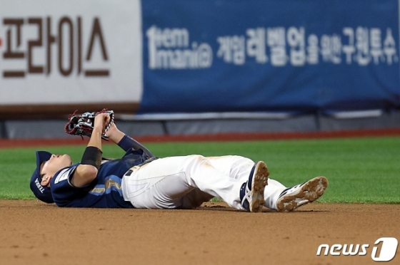NC 김주원이 지난달 31일 수원 케이티 위즈 파크에서 열린 2023 KBO 플레이오프 2차전에서 9회 말 오윤석의 타구를 몸을 날려 잡아냈다. /사진=뉴스1