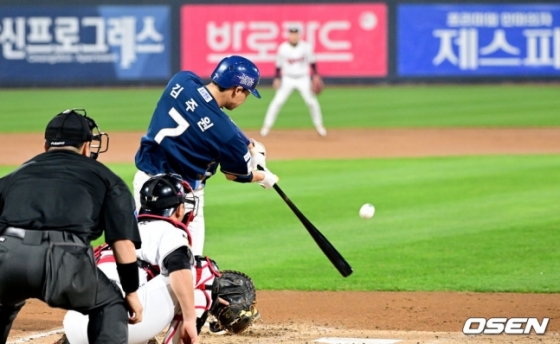 NC 김주원이 지난달 31일 수원 케이티 위즈 파크에서 열린 2023 KBO 플레이오프 2차전에서 3회 초 3루타를 터트리고 있다.