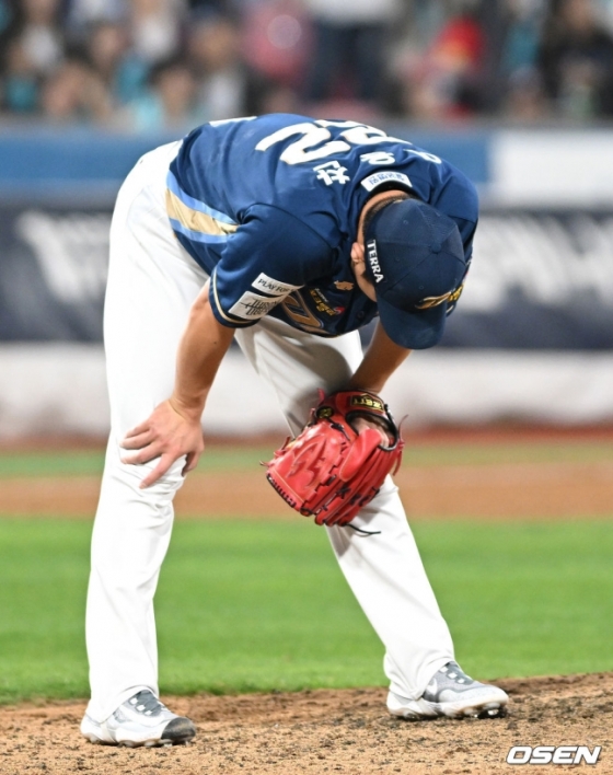 NC 이용찬이 지난달 31일 수원 케이티 위즈 파크에서 열린 2023 KBO 플레이오프 2차전에서 9회 말 선두타자 박병호에게 안타를 맞고 고개를 떨구고 있다.