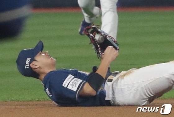 NC 김주원이 지난달 31일 수원 케이티 위즈 파크에서 열린 2023 KBO 플레이오프 2차전에서 9회 말 오윤석의 타구를 몸을 날려 잡아낸 후 기뻐하고 있다. /사진=뉴스1