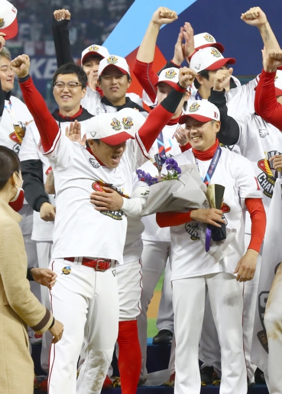 2022 한국시리즈 우승 당시 김원형 전 감독(앞줄 오른쪽). /사진=SSG 랜더스