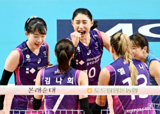 김연경(가운데)이 흥국생명 선수들과 함께 31일 GS칼텍스전에서 득점 후 기뻐하고 있다. /사진=한국배구연맹