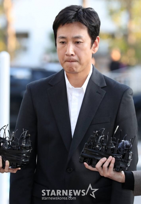 &#039;마약 스캔들&#039;에 휩싸인 배우 이선균(48)이 28일 오후 인천광역시 논현경찰서에 마약류 관리에 관한 법률 위반 혐의에 대한 경찰 조사를 받기 위해 도착하고 있다. 2023.10.28 /사진=임성균