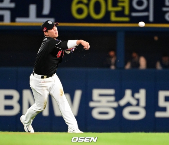 KT 박경수가 2일 창원NC파크에서 열린 2023 KBO 플레이오프 3차전에서 7회 말 제이슨 마틴의 안타성 타구를 다이빙캐치로 잡아내 1루로 송구하고 있다. 