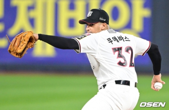 KT 쿠에바스가 지난달 30일 열린 2023 KBO 플레이오프 1차전에서 투구하고 있다.
