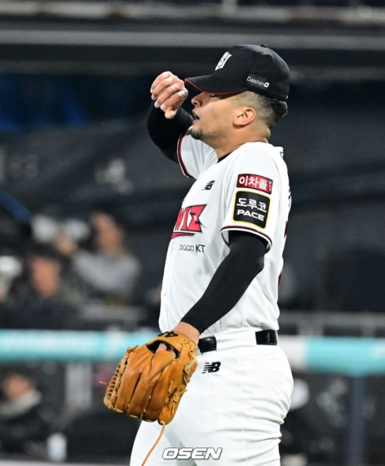 KT 쿠에바스가 지난달 30일 열린 2023 KBO 플레이오프 1차전에서 4회 김주원의 번트 타구에 송구 실책을 저지른 뒤 아쉬워하고 있다.