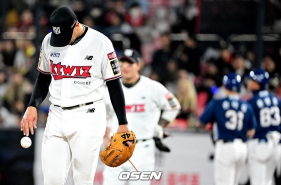 KT 쿠에바스(맨 왼쪽)가 지난달 30일 열린 2023 KBO 플레이오프 1차전에서 4회 초 마운드를 내려가고 있다.